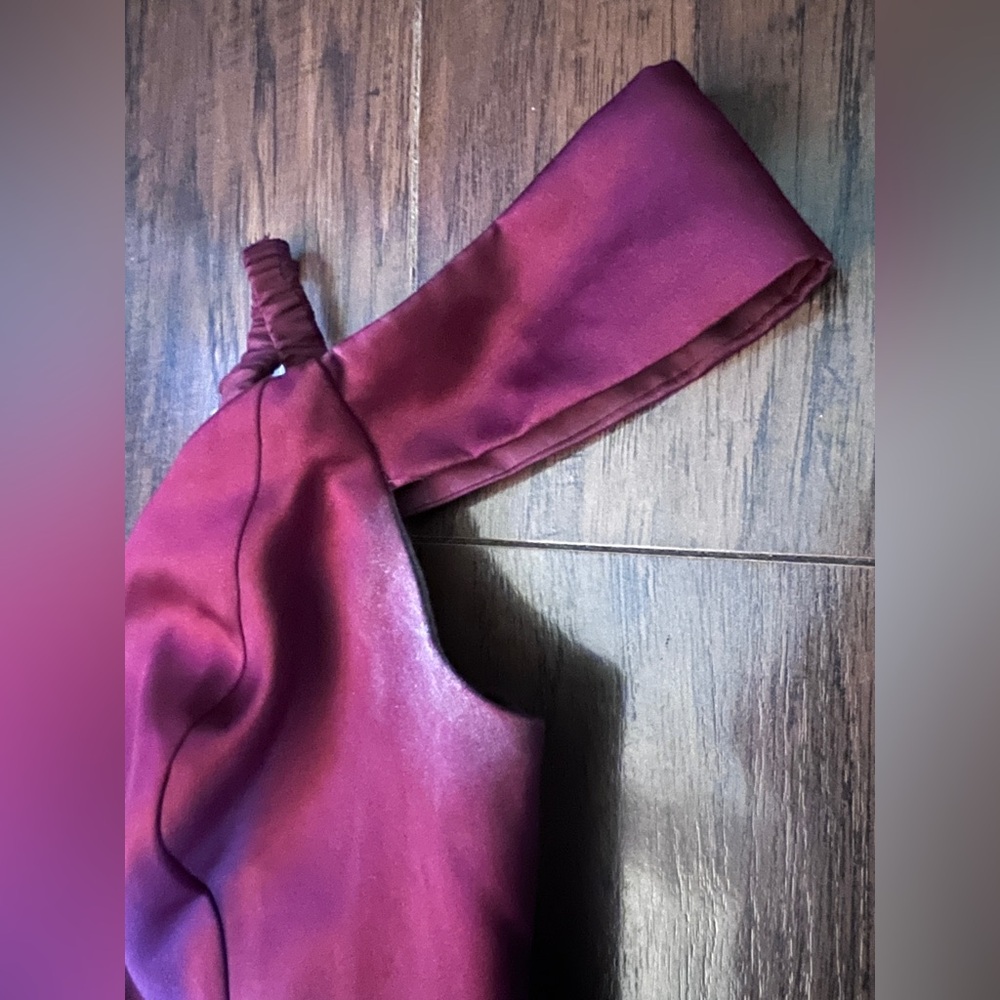 Davids Bridal | Bridesmaid Off The Shoulder Long
Dress w/Men’s Tie | Size 8 - Picture 5 of 9